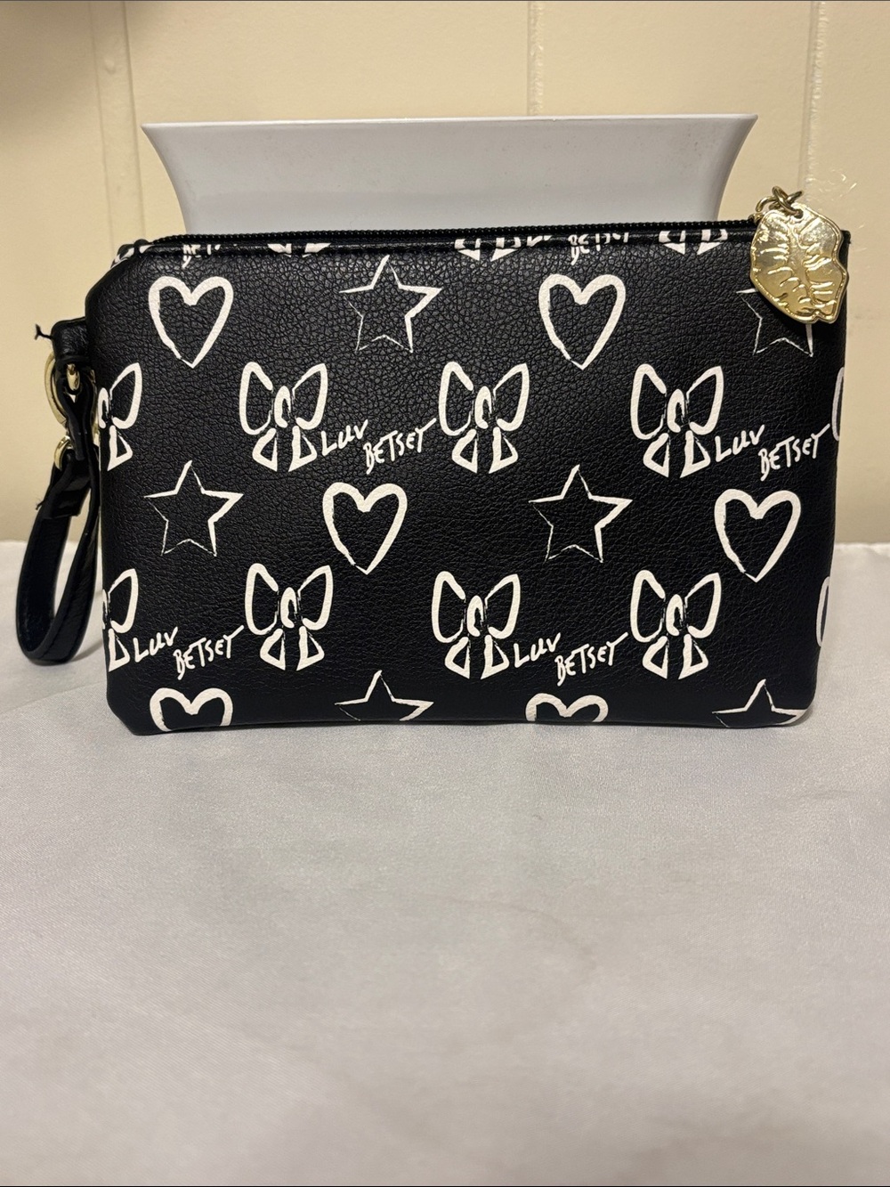 ✨ EUC Luv Betsey by Betsey Johnson Monogram Pouch Wristlet Wallet ✨